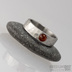 Kovaný nerezový prsten draill matný s karneolem - velikost 53, šířka 5,4 mm, nepravidelné okraje, průměr kamene 4 mm - s1647 (2)