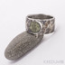 Kovaný nerezový snubní prsten Draill tmavý a kámen natural (vltavín)