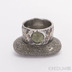 Kovaný nerezový snubní prsten Draill tmavý a kámen natural (vltavín)