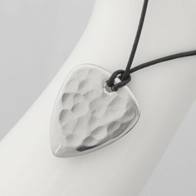 Klasik, matte - metal pick, hammered steel pendant