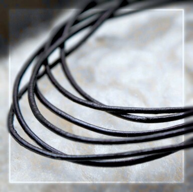 Leather cord for hanging jewellery round - black