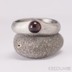 Královna a granát - zásnubní, snubní damasteel prsten, produkt 945 - kabošon průměr 5mm