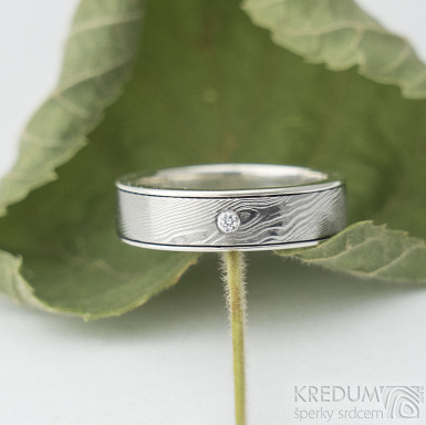 Luna a čirý diamant 1,7 mm - dřevo - Stříbrné snubní prsteny a damasteel