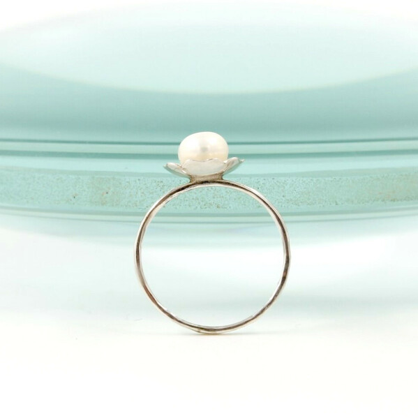 Stbrn prsten s ozdobou a perlou 