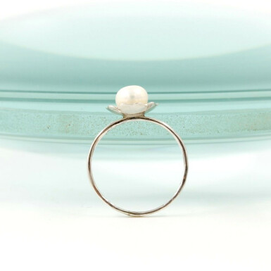 Stříbrný prsten s ozdobou a perlou 