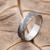Snubní prsteny damasteel - Natura - velikost 60, šířka 5,8 mm, tloušťka stěny 1,4 mm, struktura dřevo, lept tmavý hrubý