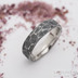 Ručně kované snubní prsteny damasteel - Natura, struktura dřevo, lept tmavý hrubý, profil C+CF - velikost 62, šířka 6 mm - k 2851