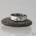 Kovaný snubní prsten - Draill lesklý a kámen - kabošon, velikost 52, šířka 5 mm