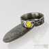 Draill tmavý a jantar - Snubní prsten kovaná nerezová ocel, S1453