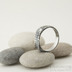 Omar - Kovaný damasteel prsten - velikost 58, šířka hlavy 6,7 mm, do dlaně 4,3 mm, struktura dřevo - lept 75% TM - S1375 (7)