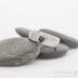 Zásnubní prsten s drahým kamenem - Prima a český granát - velikost 51, šířka 6 mm, tloušťka 1,8 mm, dřevo, lept světlý střední, profil B+CF - Damasteel snubní prsteny - sk2480