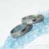 Ručně kované snubní prsteny damasteel - Prima a diamant 1,5 mm - 57, š 4,5 mm, dřevo lept tmavý střední, profil B a Prima damasteel - 59, š 5,5 mm, lept tmavý hrubý, profil B - k 1610