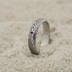 Zásnubní prsten damasteel - Prima a červený zirkon 1,5-2 mm vsazený do stříbra, velikost 56, šířka 4,5 mm, profil A, struktura dřevo, lept tmavý střední - et 2154