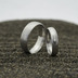Ručně kované snubní prsteny damasteel - Prima, dřevo, lept světlý jemný, profil A+CF, tloušťka střední - vel. 53, šířka 4,5 mm, diamant 2mm + vel. 62, šířka 6mm - k 3467