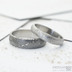 Ručně kované snubní prsteny damasteel - Prima, dřevo, profil B, tloušťka střední - vel. 61, šířka 5mm, lept světlý střední, diamant 2mm + vel. 65, šířka 6mm, lept střední tmavý - k 5017