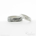 Snubní prsteny damasteel - Prima, voda - vel. 50, šířka 4mm, tloušťka střední, profil B, lept světlý střední, 2 mm čirý diamant + vel. 63, šířka 6mm, tl. střední, lept tmavý střední, profil B - k 6012