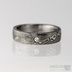 Ručně kovaný zásnubní prsten s diamanteml - Prima damasteel, dřevo, diamant 2,3 mm - vel. 48, šířka 4,6 mm,  lept tmavý hrubý, profil C - Snubní prsteny damasteel- s1657