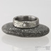Ručně kovaný zásnubní prsten s diamantem - Prima damasteel, dřevo, diamant 2,3 mm - vel. 48, šířka 4,6 mm,  lept tmavý hrubý, profil C - Snubní prsteny damasteel -  s1657