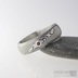 Zásnubní prsten damasteel - Prima a broušený kámen vel. do 2 mm ve stříbře, dřevo - broušený granát