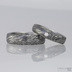 Snubní prsteny damasteel - Prima, struktura voda, lept tmavý hrubý,  šířky 5,5 a 4,5 mm a přírodní diamant 2 mm