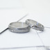 Snubní prsteny damasteel - Prima a broušený granát o velikosti 1,5 mm vsazený do stříbra, struktura dřevo, lept tmavý střední, profil A, velikost 54, šířka 4,5 mm, tloušťka střední - k 4866