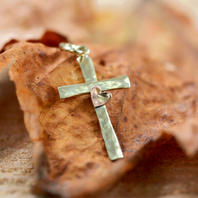 Wrought cross with heart - Yellow gold pendant, CR5826