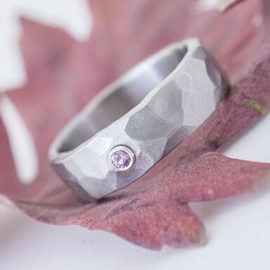 prsten Natura s růžovým safírem vsazeným do stříbrného lůžka - velikost 55, šířka 6 mm, tloušťka 2 mm, matný, profil C - Sk 2389