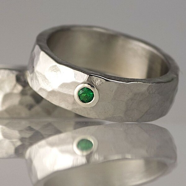 prsten Natura s brouenm smaragdem vsazenm do stbrnho lka