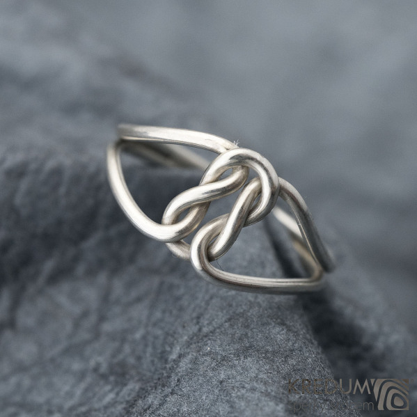 Rewerse - ulistrační fotografie, tento prsten je vyroben ze stříbrného drátu