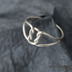 Rewerse - ulistrační fotografie, tento prsten je vyroben ze stříbrného drátu