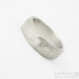 Zsnubn prsten s diamantem - Rock damasteel a ir diamant 2,3 mm, struktura devo, lept svtl stedn - velikost 55, ka 6 mm, tlouka 2 mm - Damasteel snubn prsteny - et 1737