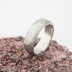 Zsnubn prsten s diamantem - Rock damasteel a ir diamant 2,3 mm, struktura devo, lept svtl stedn - velikost 55, ka 6 mm, tlouka 2 mm - Damasteel snubn prsteny - et 1737