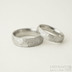 Snubní prsteny damasteel - Rock, struktura dřevo - velikost 52, šířka 4,5 mm, lept světlý jemný lesklý a velikost 57, šířka  6 mm, lept světlý střední matný - Damasteelové snubní prsteny - k 2266