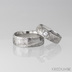 Ručně kované snubní prsteny damasteel - Rock a pravá říční perla 4 mm zapuštěná do prstenu - struktura dřevo, lept světlý střední, profil B - vel 54, šířka 6 mm, tloušťka střední a vel. 63,5, šířka 8 mm (prsten bez perly) - AVT 3689