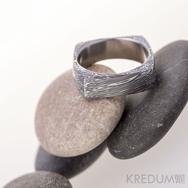 Round square, voda - Kovaný prsten damasteel - 50, šířka 5,6 mm, tloušťka 1,5 mm v rozích až 3,4 mm, lept 100% TM - S1160