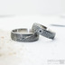 Ručně kovaný snubní prsten damasteel Prima, dřevo, lept tmavý hrubý, profil B+CF - vel. 52, šířka 5,5mm, tloušťka 1,6mm, černý diamant 1,7mm + vel. 60, šířka 6,5 - k 4534