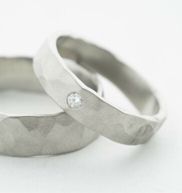 Natura and diamond 2 mm - matte - stainless steel hammered wedding ring