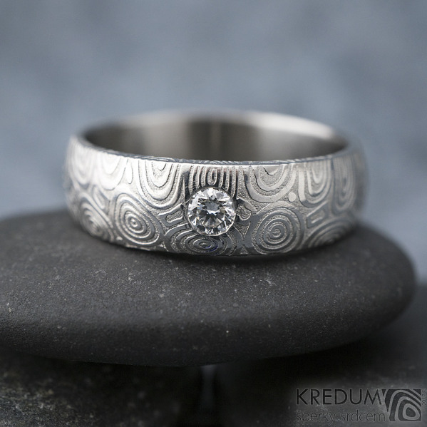 Zásnubní prsten s diamantem - Siona damasteel, čirý diamant 3 mm - struktura kolečka, lept světlý střední, vel. 59, šířka 6 mm, profil B - Kovaný prsten damasteel - K 1202
