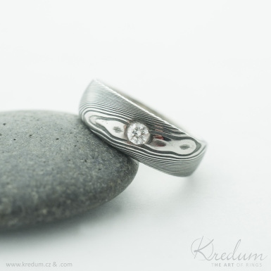 Siona a čirý diamant 2,7 mm - dřevo - kovaný snubní prsten z nerezové oceli damasteel - SK4002