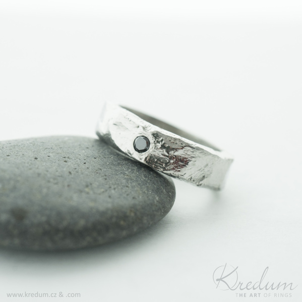 Raw a ern diamant - kovan snubn prsten z nerezov oceli - SK4005
