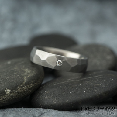 Rock a čirý diamant 2 mm - matný - kovaný snubní prsten z nerezové oceli