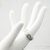 zsnubn nebo snubn prsten z chirugick oceli s diamantem 2,7 mm  - velikost 53, ka 6 mm, tlouka hlavy 1,9 mm, tlouka do dlan slab, matn, profil C - k 1792