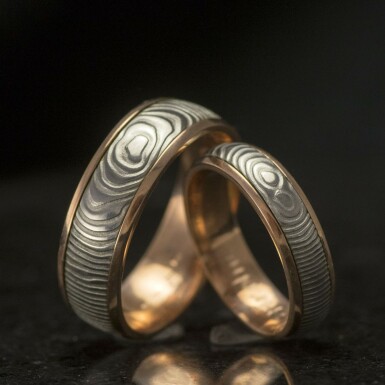 Kasiopea red - lines - gold wedding ring and damasteel