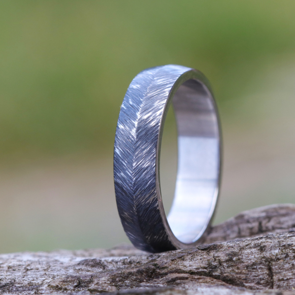 Klas tmav - kovan snubn prsten z nerezov oceli