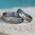 titanové snubní prsteny ručně kované - Natura - dámský osazen broušeným přírodním vltavínem, osazení do stříbrného lůžka