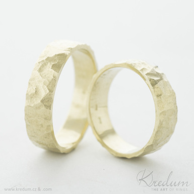 RAW gold yellow - zlatý snubní prsten - dámský velikost 52, šířka 5.5, tloušťka 1,3 mm, profil C a pánský velikost 61, šířka 5.5, tloušťka 1,3 mm, profil C - K5857