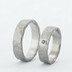 titanové snubní prsteny - Natura - dámský osazen broušeným ametystem, kámen je osazen do stříbrného lůžka - k 5574