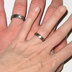 titanové snubní prsteny na ruce
