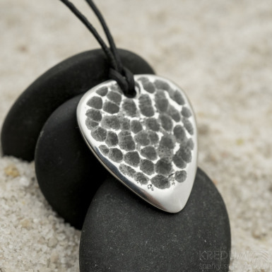 Klasik marro, dark - metal pick, hammered steel pendant