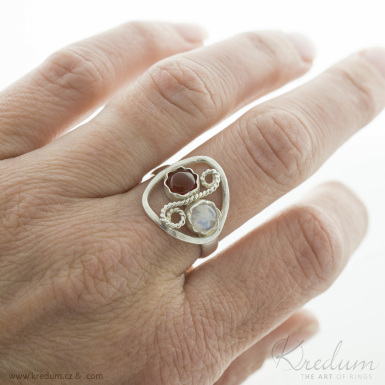 Stříbrný prsten s měsíčním kamenem a karneolem - V5005